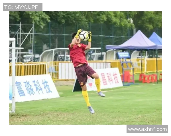 余望头球攻门瞬间展现足球魅力与团队精神的完美结合